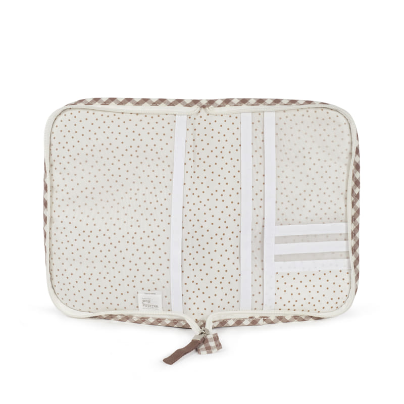 Organizador de viagem tecido bege com pontos castanhos e bordas xadrez