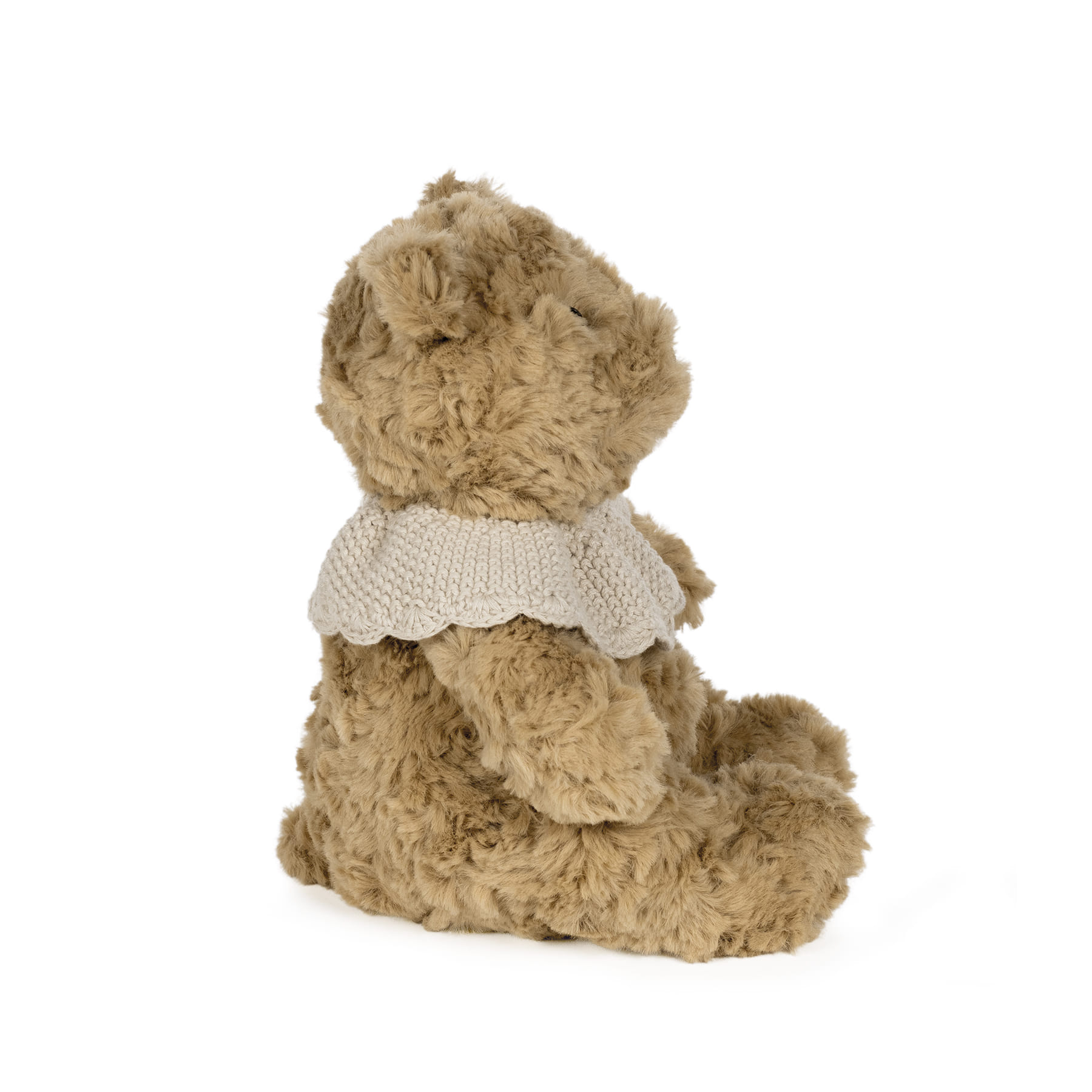 Urso de peluche castanho claro com cachecol branco na foto de perfil lateral