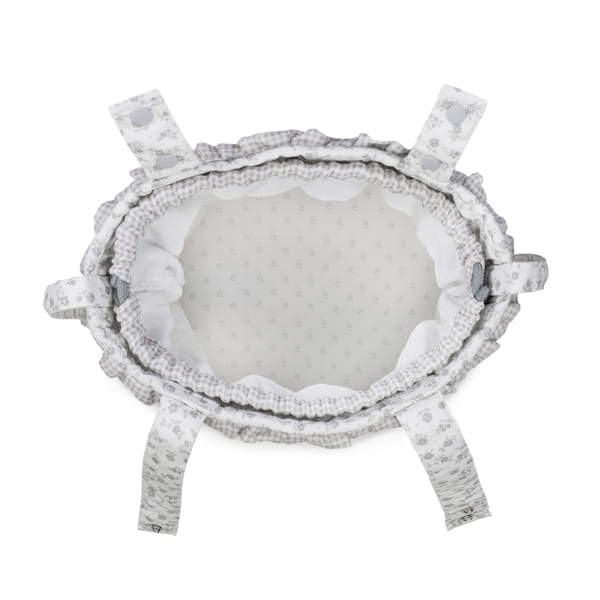 cesto oval de tecido branco e cinza com alças para transporte