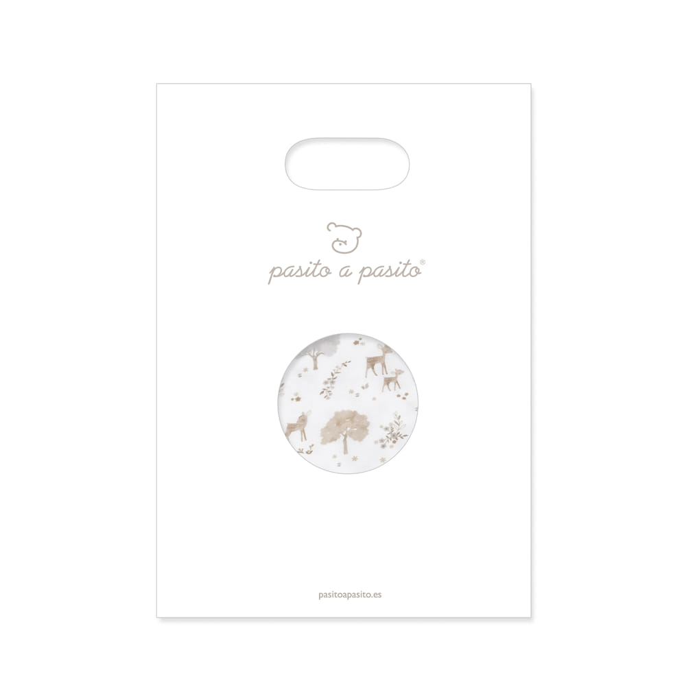 Saco branco com alça e logótipo pasito a pasito, com círculo transparente mostrando tecido estampado com girafas e árvores.