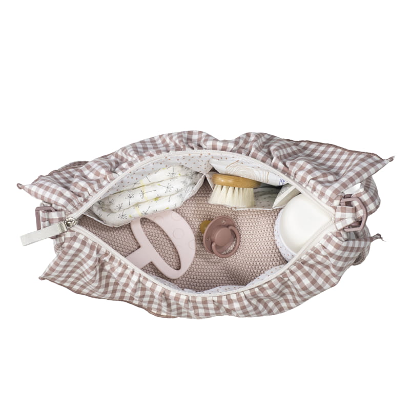 Bolsa xadrez bege aberta com fraldas, escova, chupeta e tapete texturizado
