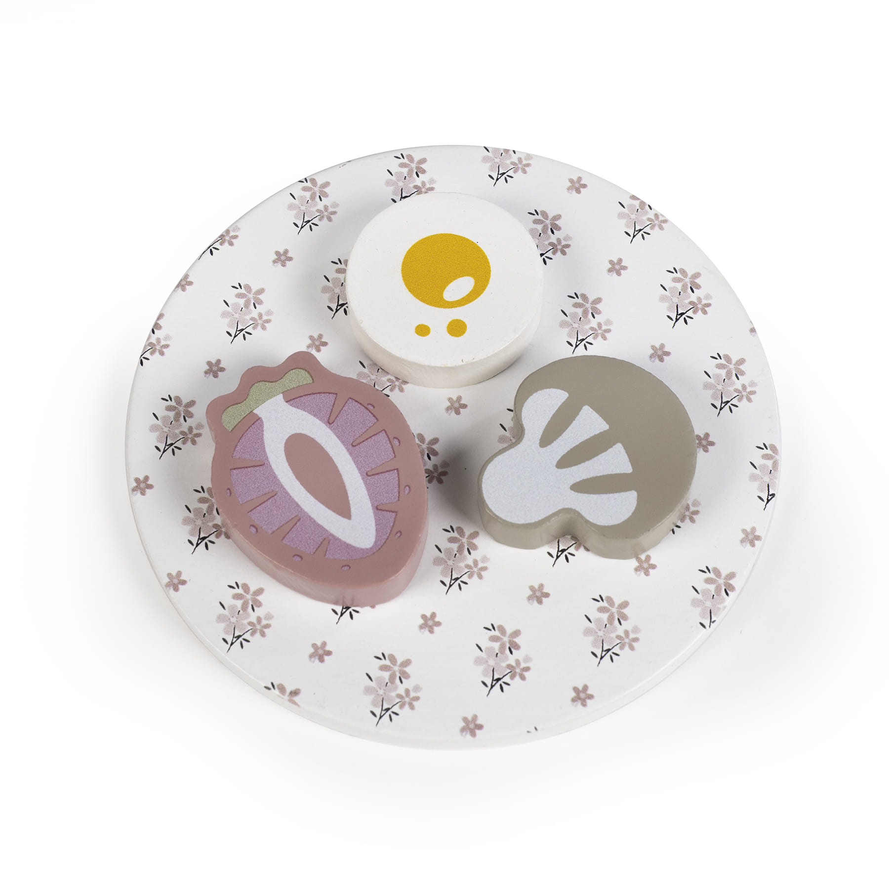 Prato com padrão floral e brinquedos de madeira em forma de ovo, morango e cogumelo.