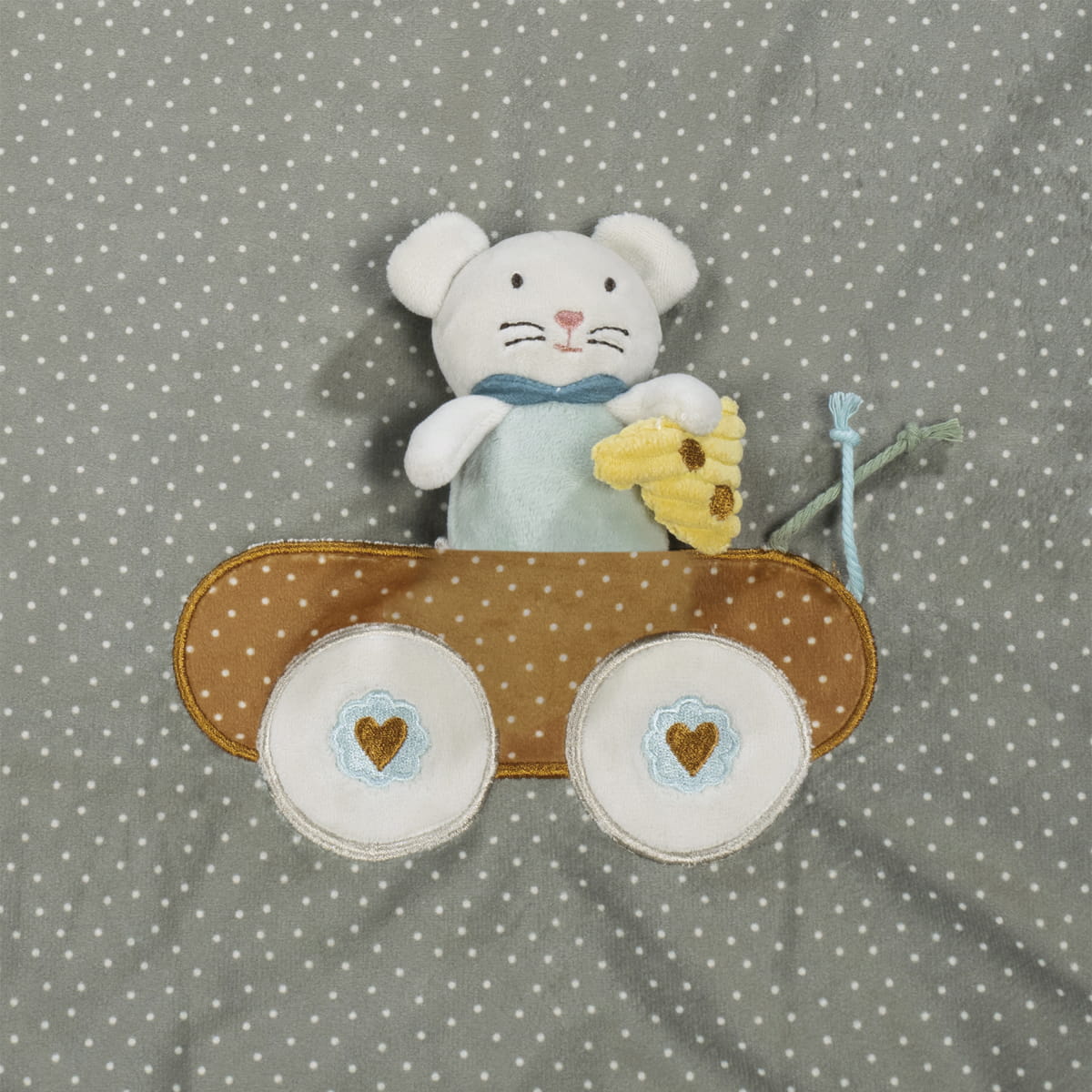 Aplique de rato em carrinho sobre tecido de bolinhas brancas em fundo cinzento