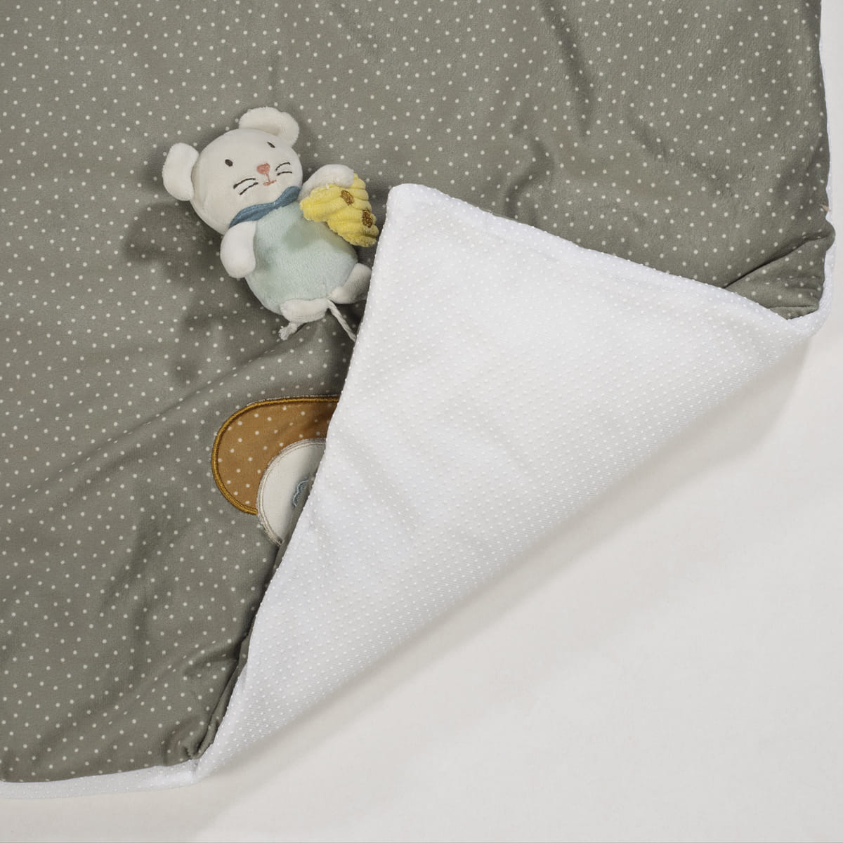 Cobertor infantil cinzento e branco com ursinho em relevo e padrão de pontos