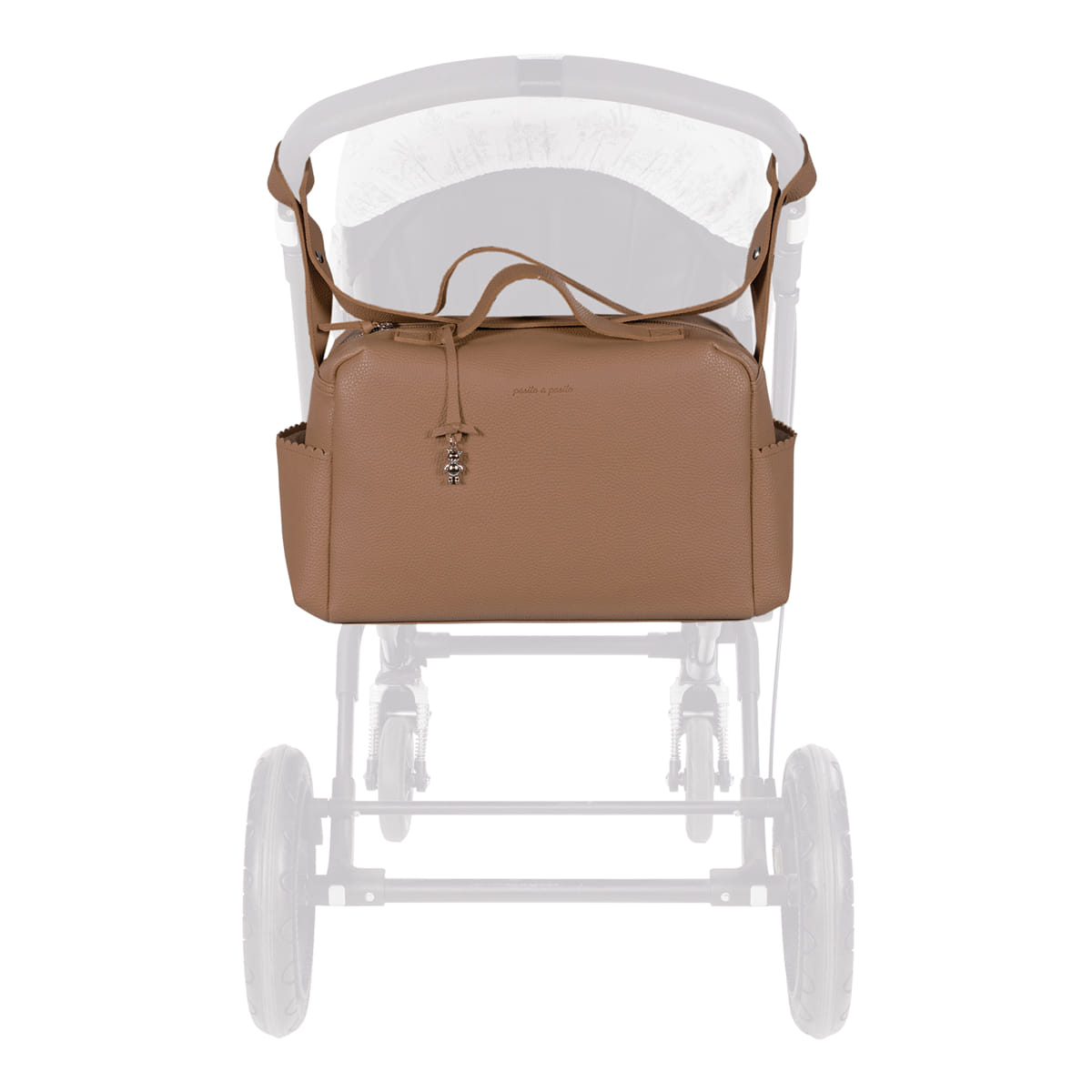 Bolsa castanha para carrinho de bebé em material tipo pele com pendente decorativo