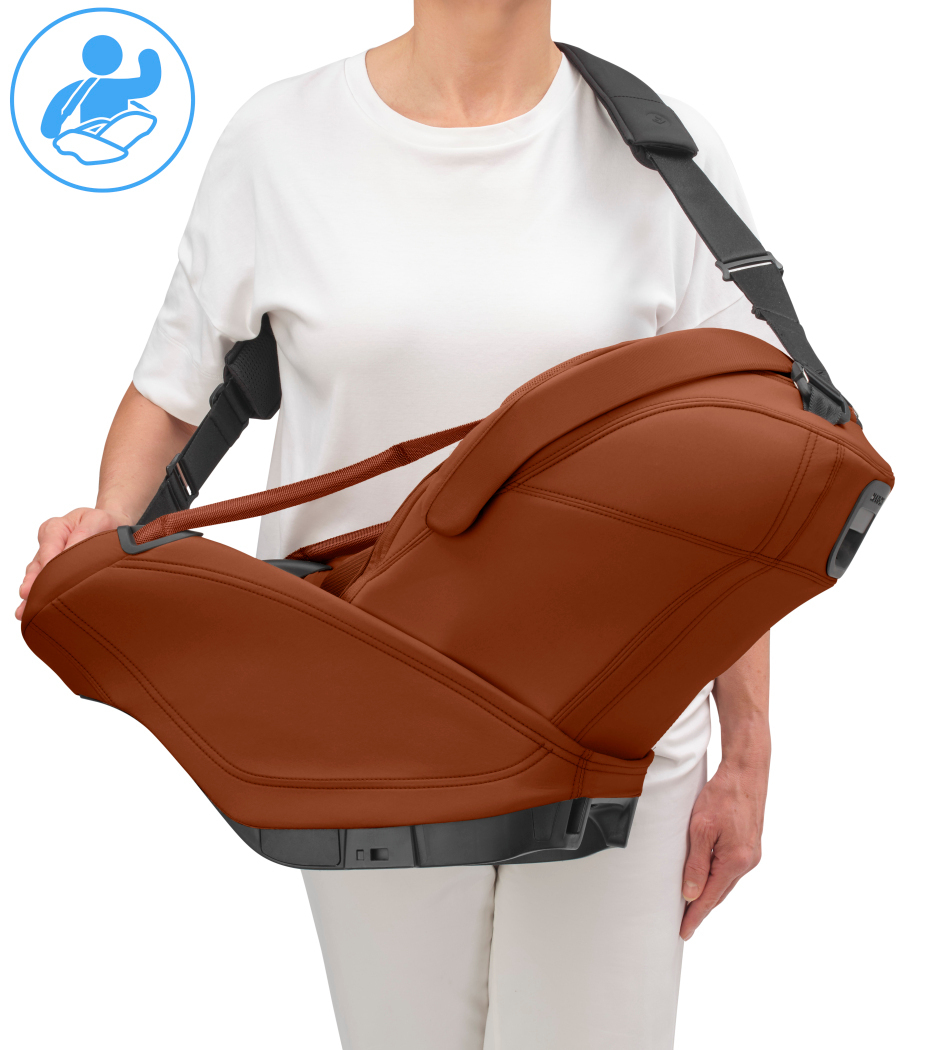 Pessoa a transportar uma cadeira auto castanha para bebé com alça preta