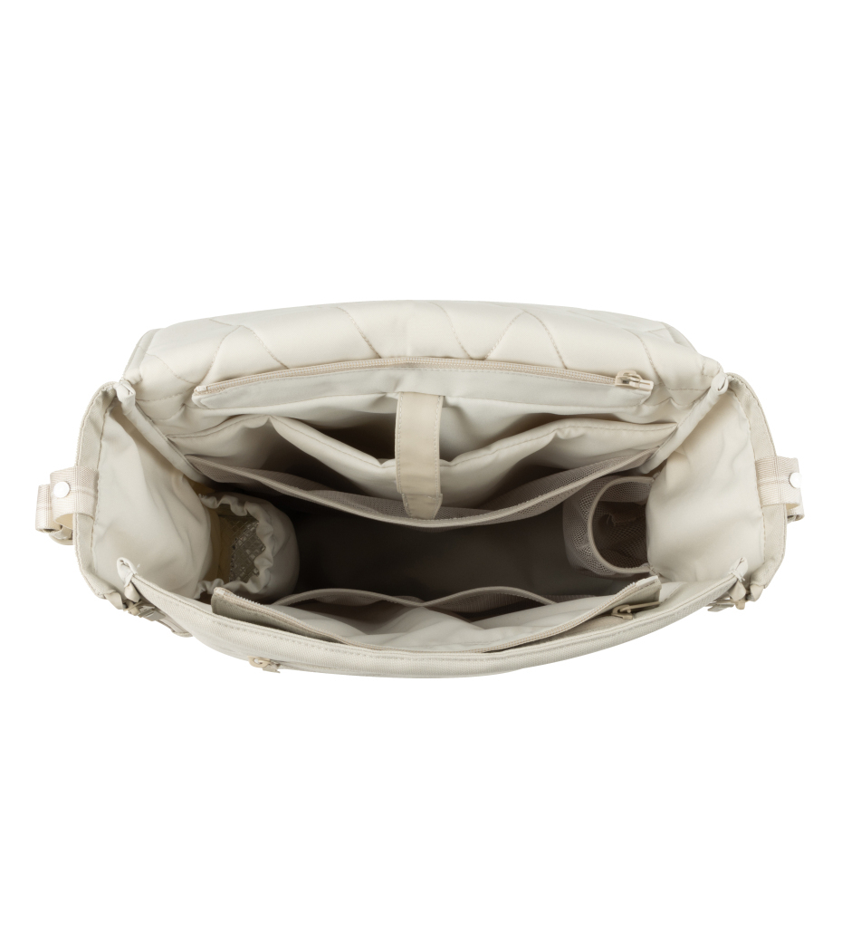 Mala bege claro vista de cima mostrando interior com vários compartimentos e divisórias