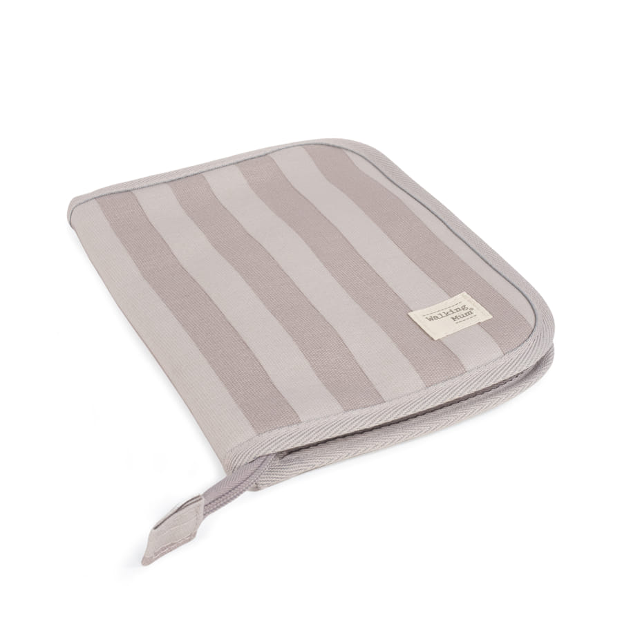 Pasta de tecido riscada bege e cinza com etiqueta e fecho