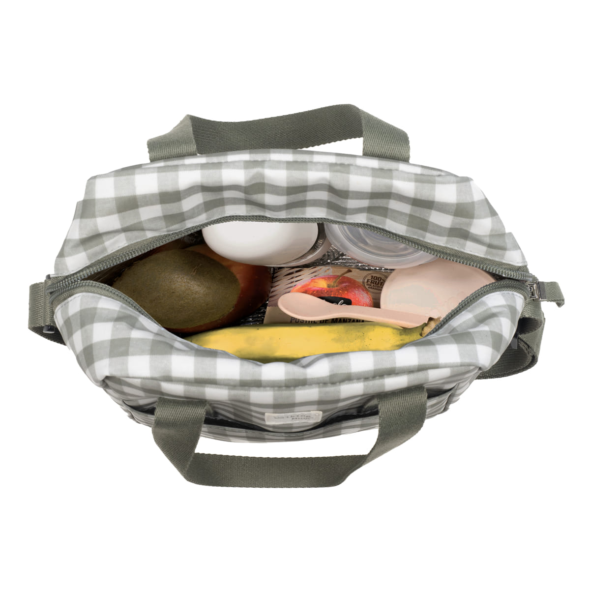 Mala térmica xadrez cinza e branco aberta com banana, kiwi, maçã, ovo, copos e potes no interior