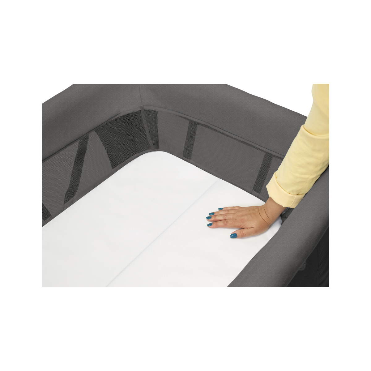 Berço portátil cinza com rede preta e colchão branco