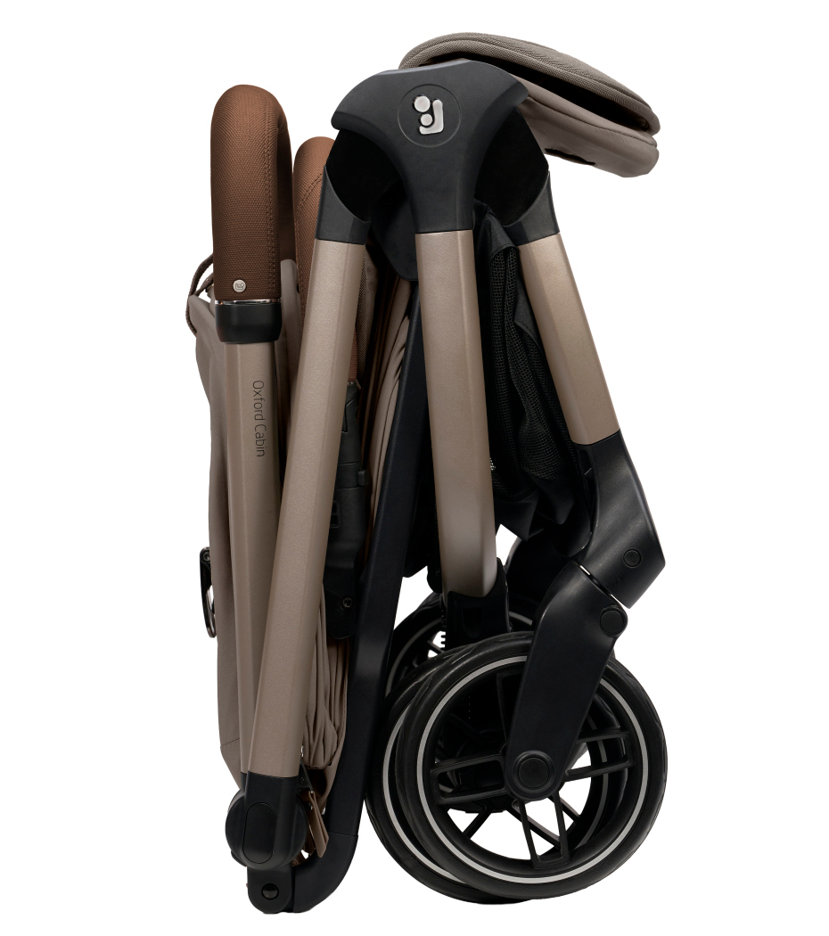 Carrinho de bebé Dobro Urban dobrado em fundo branco.