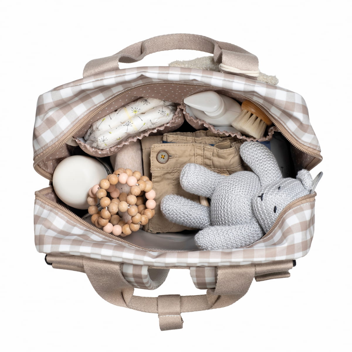 Mala de bebé xadrez bege e branco aberta com objetos de bebé