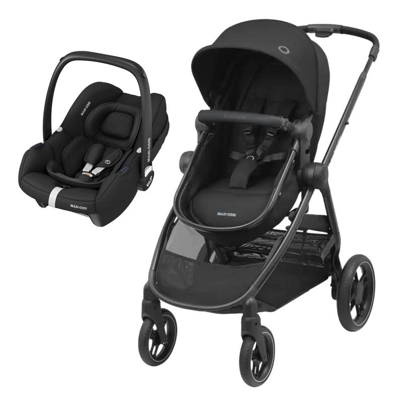 Carrinho de bebé preto com cadeira auto preta e estrutura metálica.