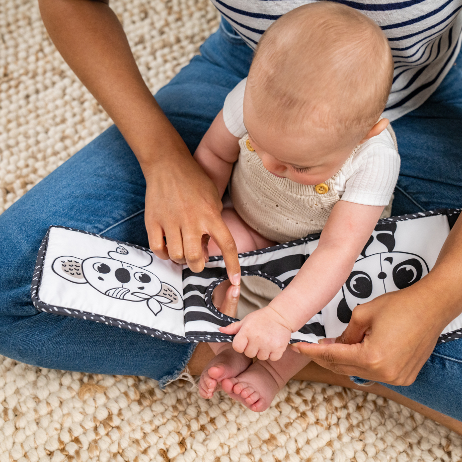 Livro de tecido preto e branco com espelho embutido e ilustrações de animais