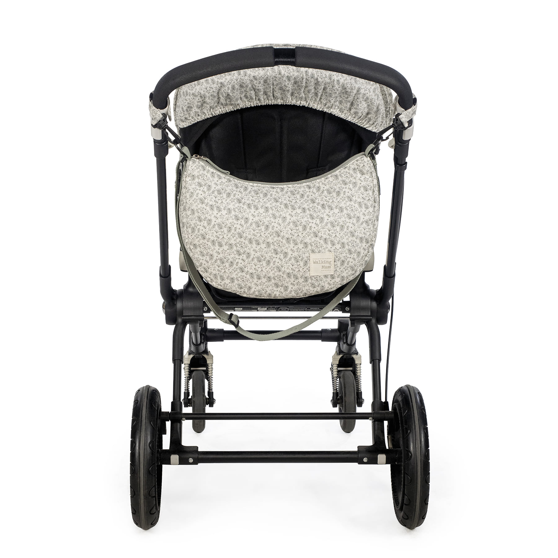 Carrinho de bebé com capa floral cinza e creme e saco com etiqueta Walking Mum