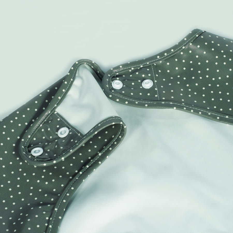 Avental ou babete para bebé com padrão de pontos brancos em tecido cinzento escuro