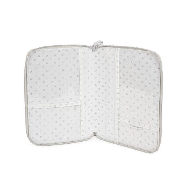 Estojo aberto bege com padrão de pequenos símbolos e divisórias internas