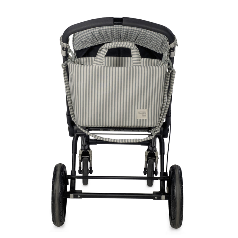 Carrinho de bebé cinzento às riscas visto de trás
