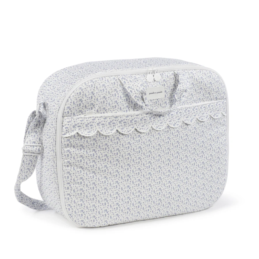 Mala de ombro branca com padrão de pequenas flores lilases e detalhes scallop