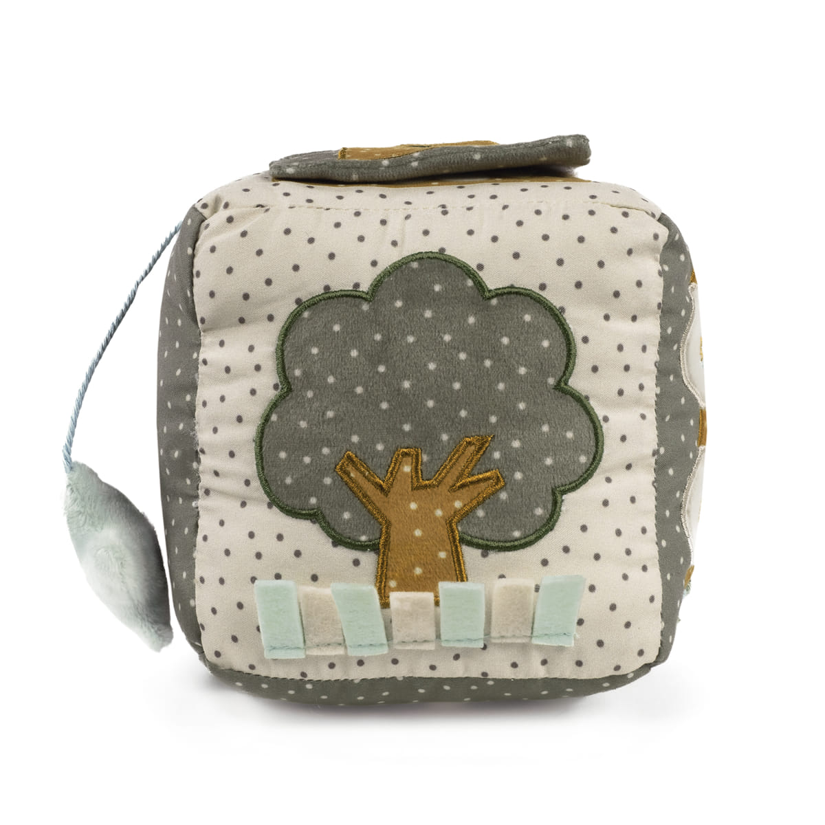 Cubo de tecido cinza com padrão de bolinhas e aplicação de árvore de tecido