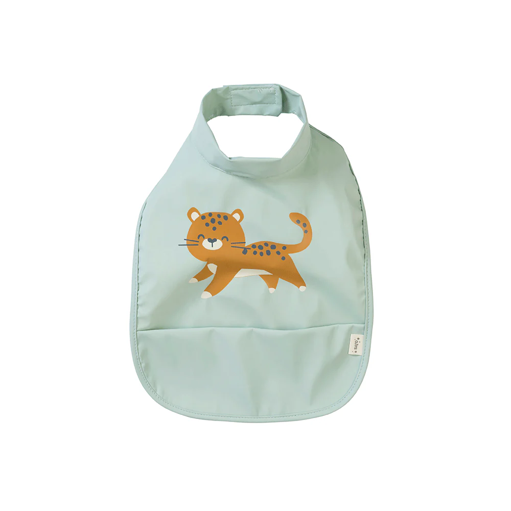 Babete de bebé azul claro com desenho de leopardo castanho