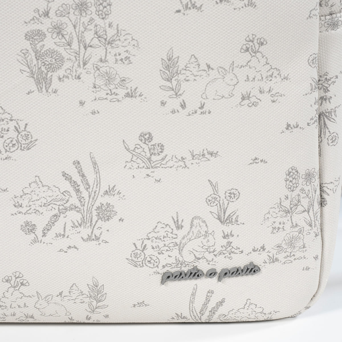 Mala branca com padrão de coelhos e flores e logótipo patrizia pepe metalizado