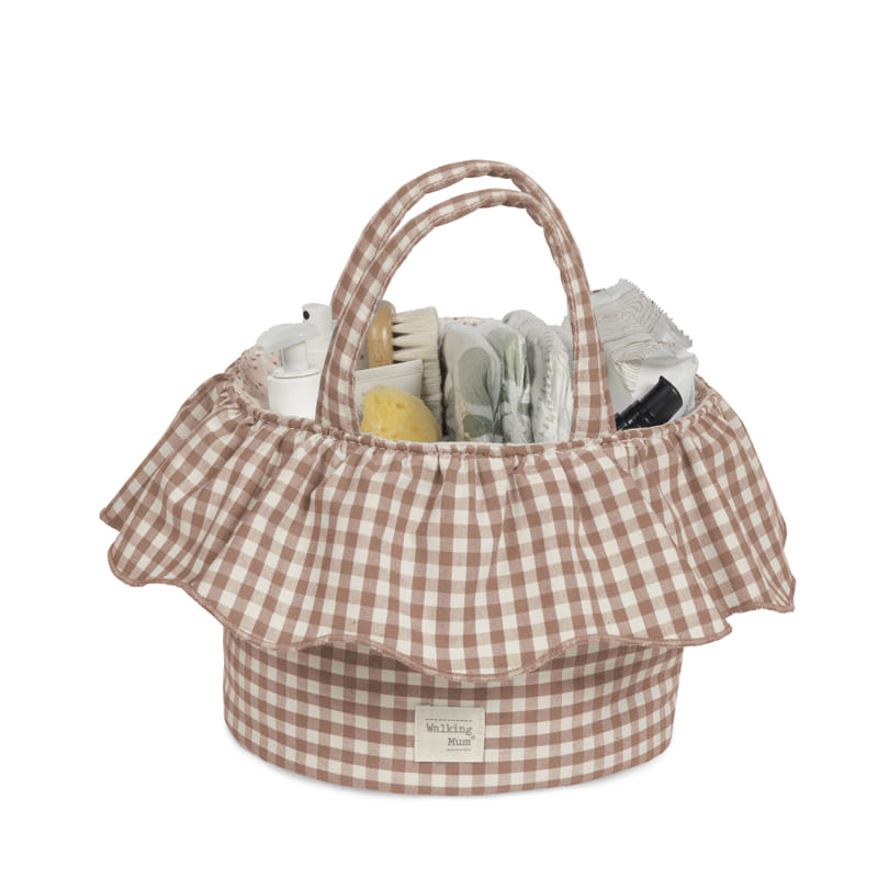 Cesto de tecido xadrez castanho com acessórios de banho