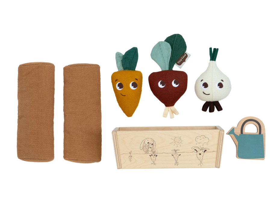 Brinquedos de pelúcia de legumes com acessórios em fundo branco