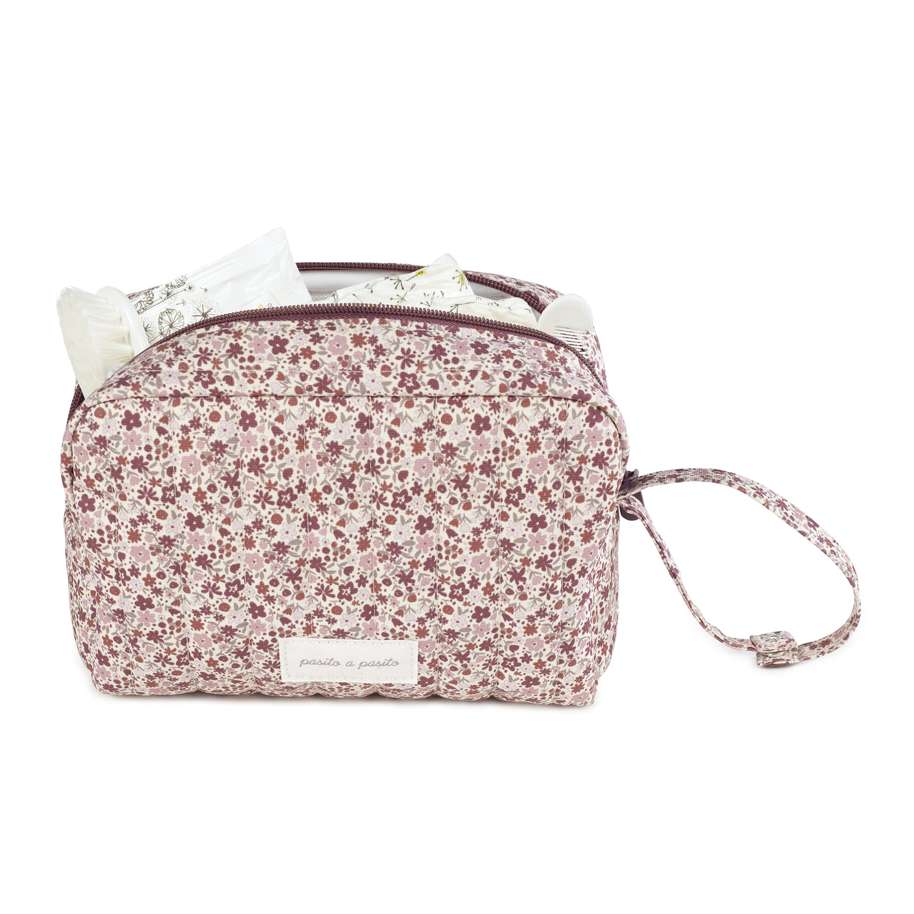 Bolsa floral rosa e roxa com escova e itens de higiene
