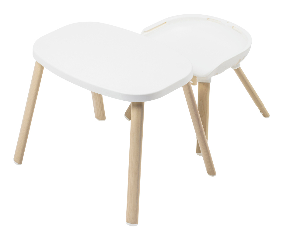 Mesa baixa branca com pernas de madeira e cadeira infantil branca com pernas de madeira