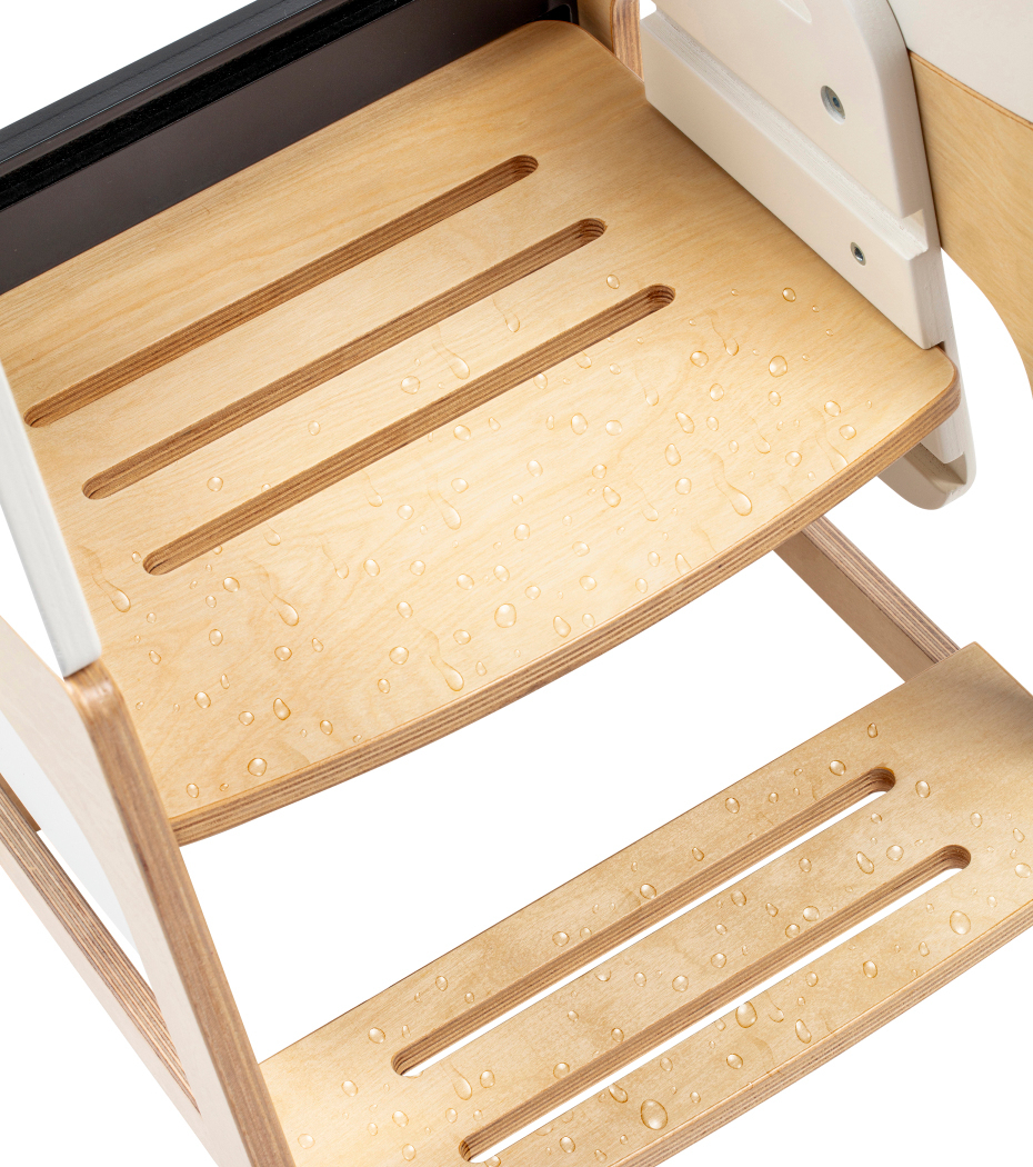 Assento e apoio para pés em madeira clara com gotas de água