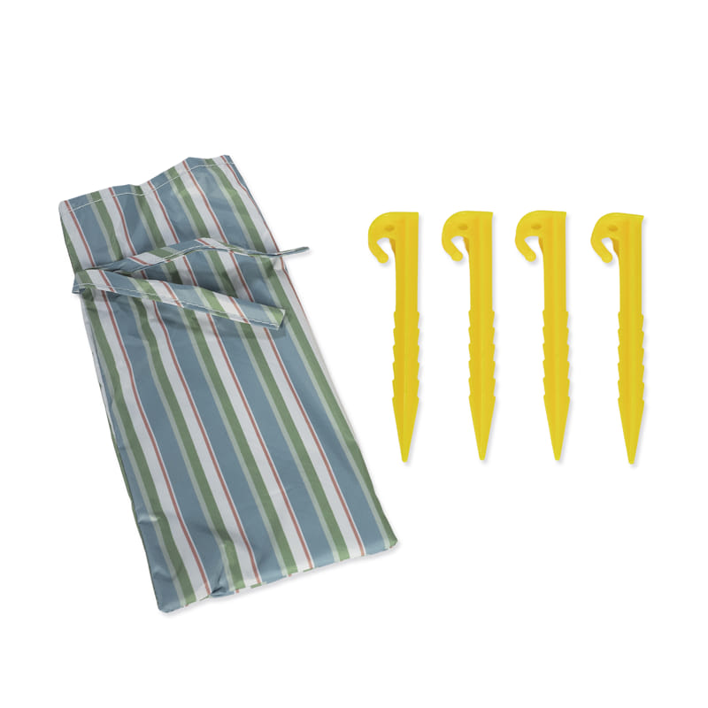 Almofada riscada azul e verde com quatro estacas amarelas.