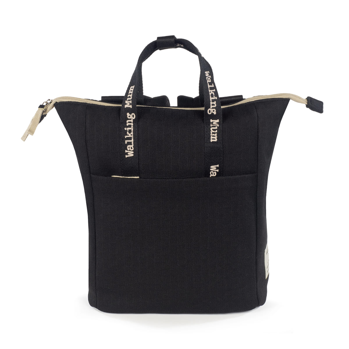 Mochila preta com alças pretas com texto branco, fecho creme e bolso frontal