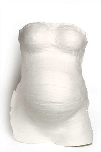 Moldagem branca em gesso do torso de uma mulher grávida