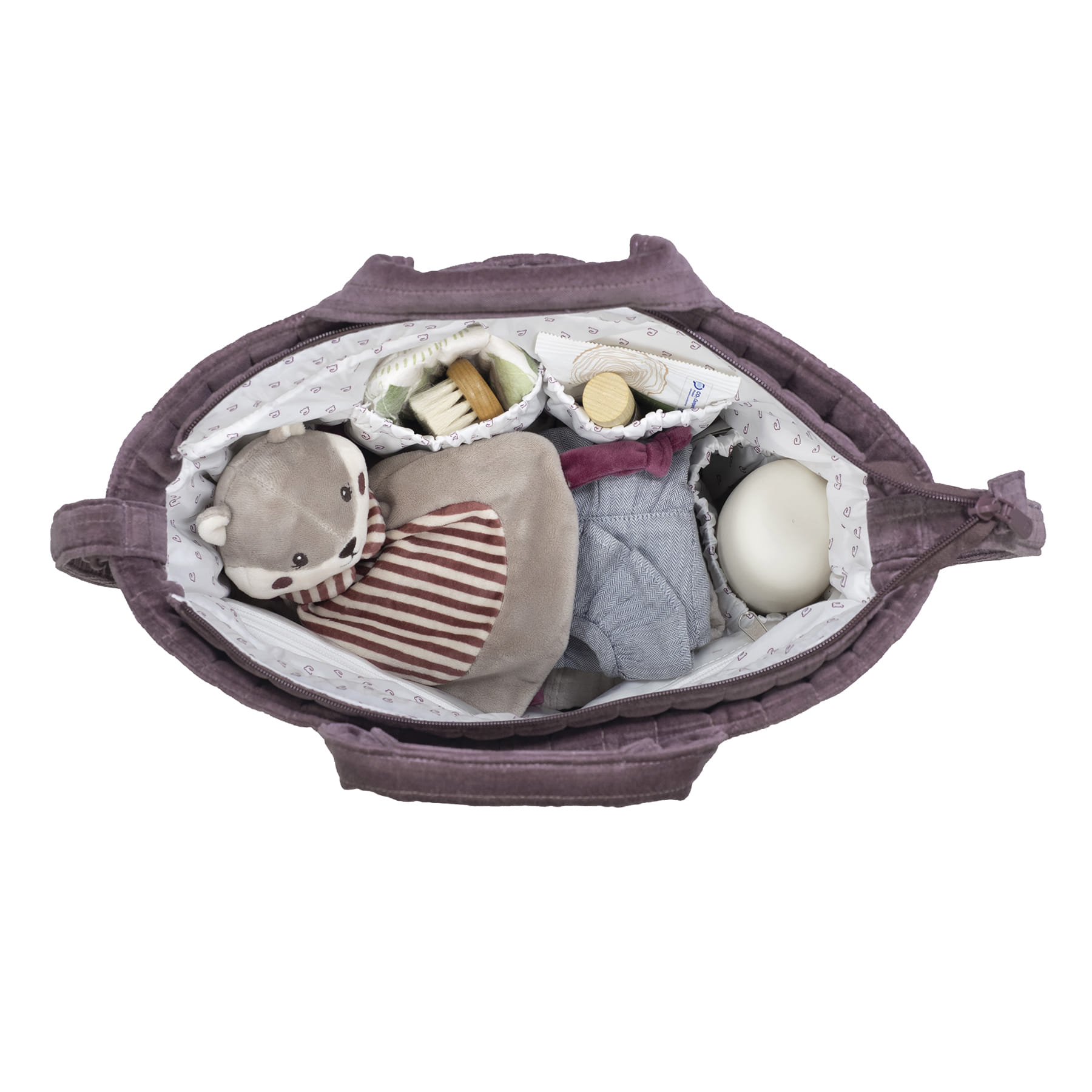 Bolsa de bebé lilás aberta com peluche, escova, toalhitas e roupa no interior