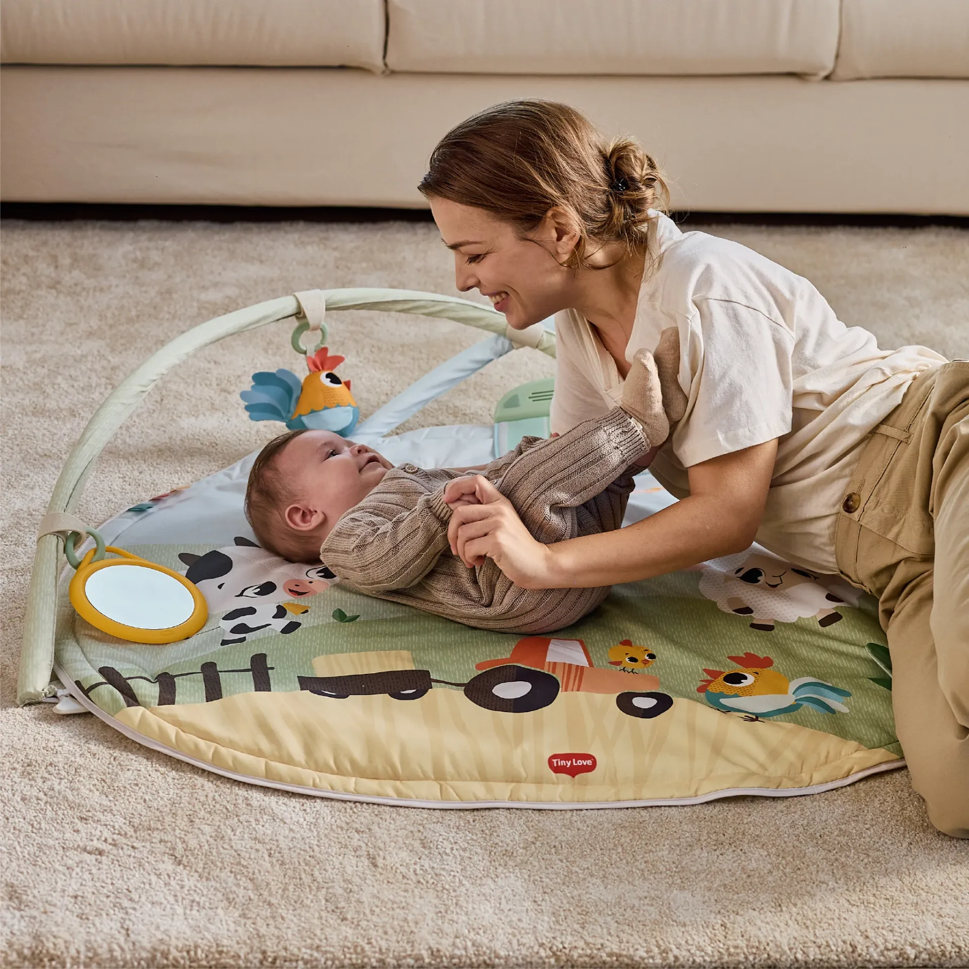 Tapete de atividades para bebé com brinquedos suspensos em ambiente interior