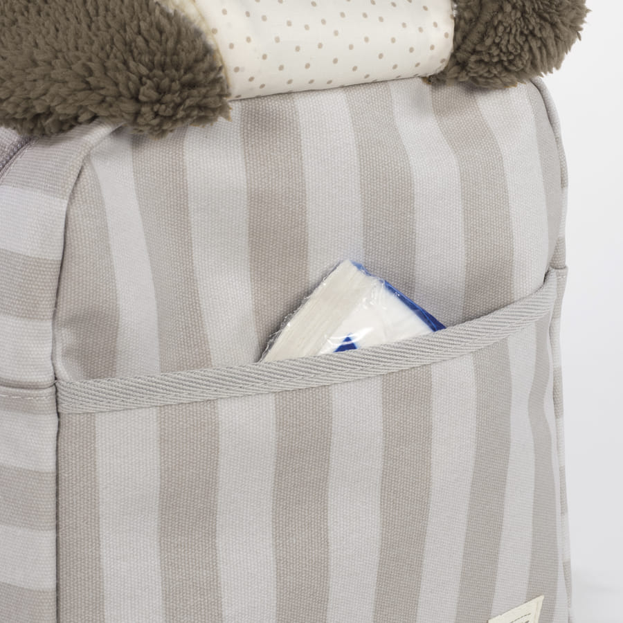 Mochila riscada cinza e branca com bolso frontal e pacote branco com azul