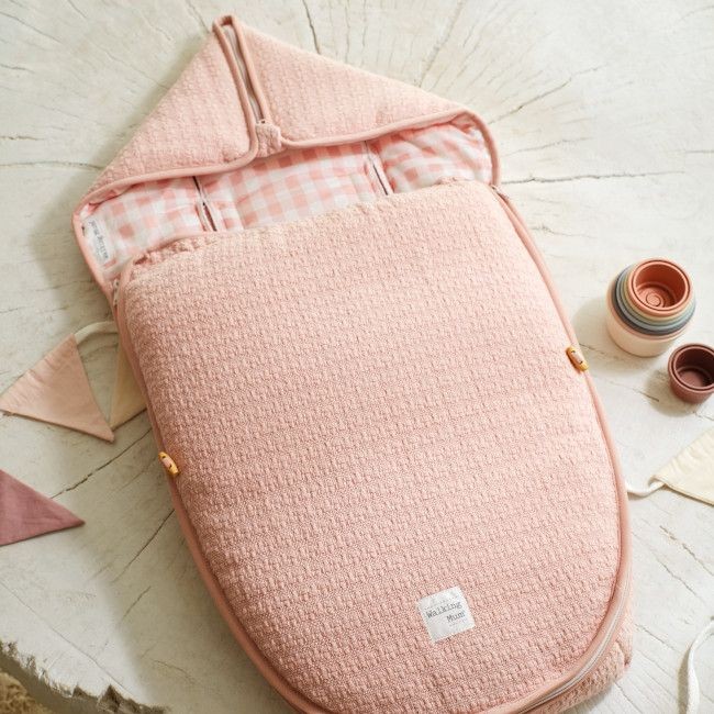 Saco de dormir para bebé cor de rosa com padrões xadrez no interior