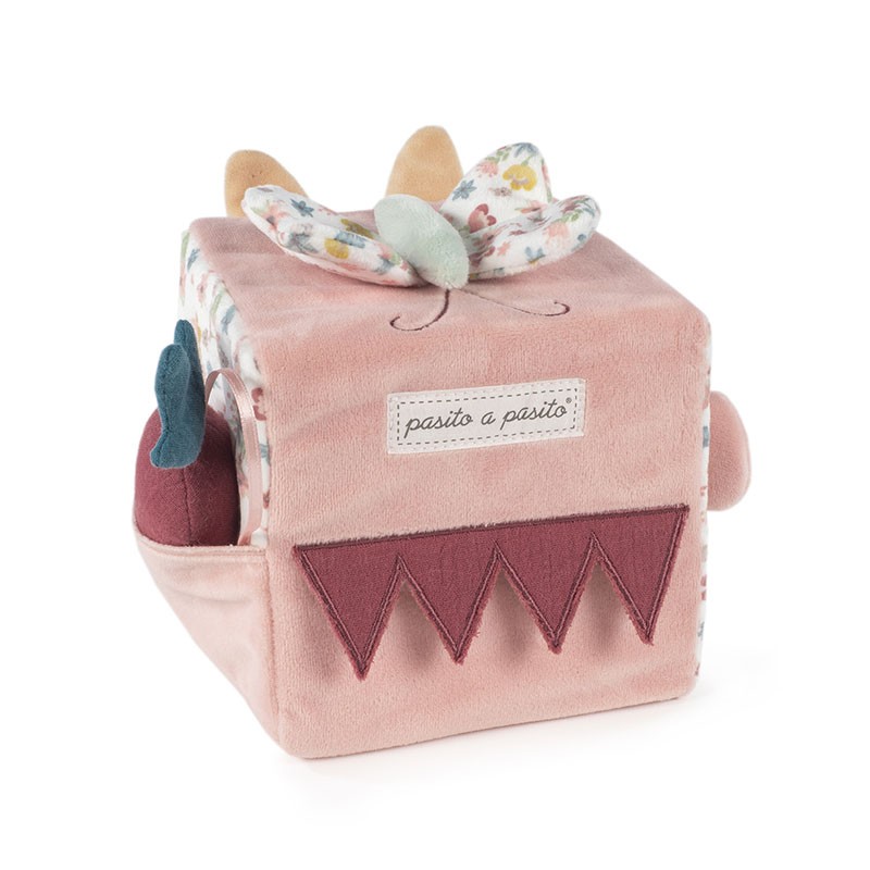 Cubo de tecido rosa decorado com laço floral e etiqueta pasito a pasito