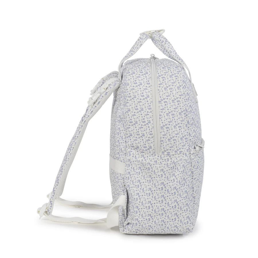 Mochila branca com padrão floral lilás e alças ajustáveis
