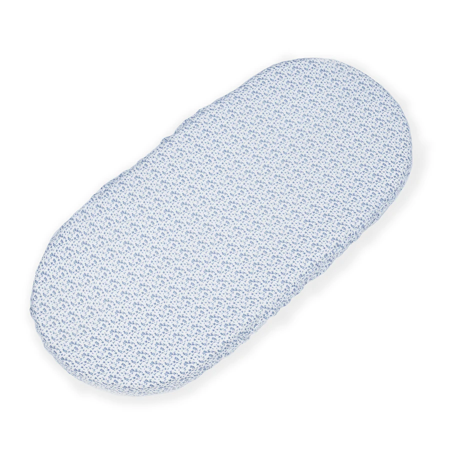 Colchão de berço oval branco com padrão floral azul