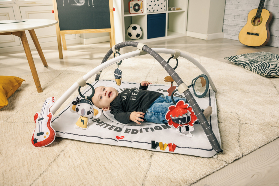 Tapete de atividades para bebé com brinquedos pendurados em quarto infantil