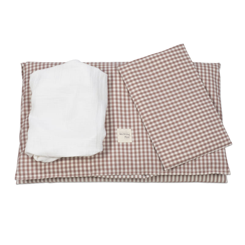 Conjunto de têxteis para berço com padrão xadrez castanho e branco e manta branca