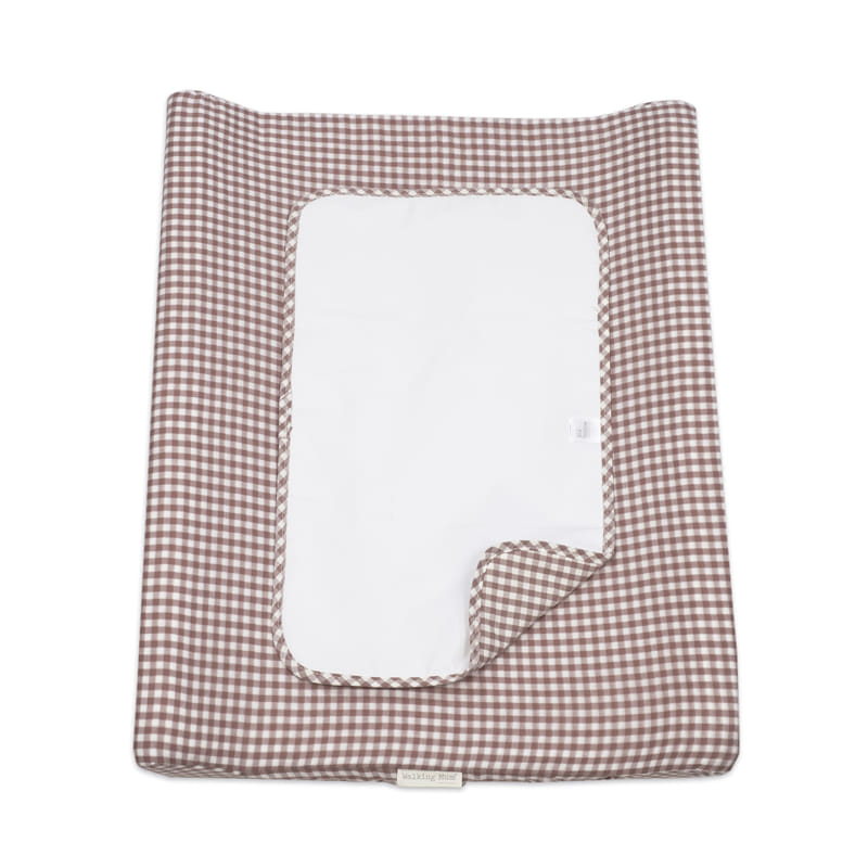 colchão de mudas para bebé castanho e branco xadrez com superfície branca