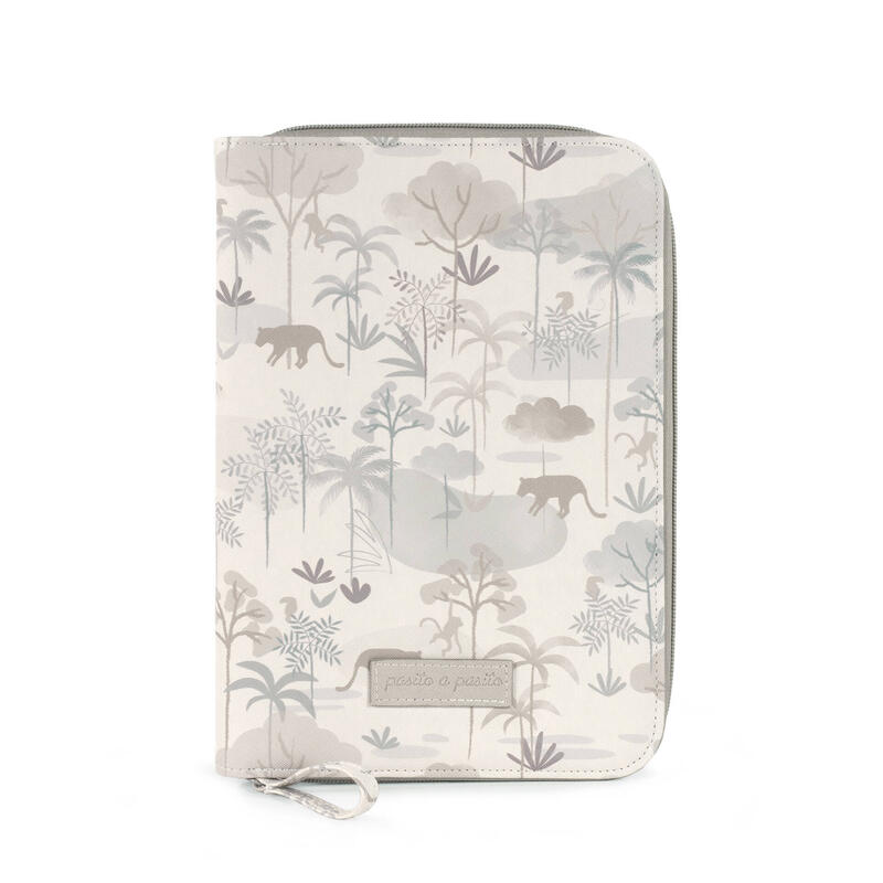 Carteira ou capa com padrão de animais e árvores em tons neutros.