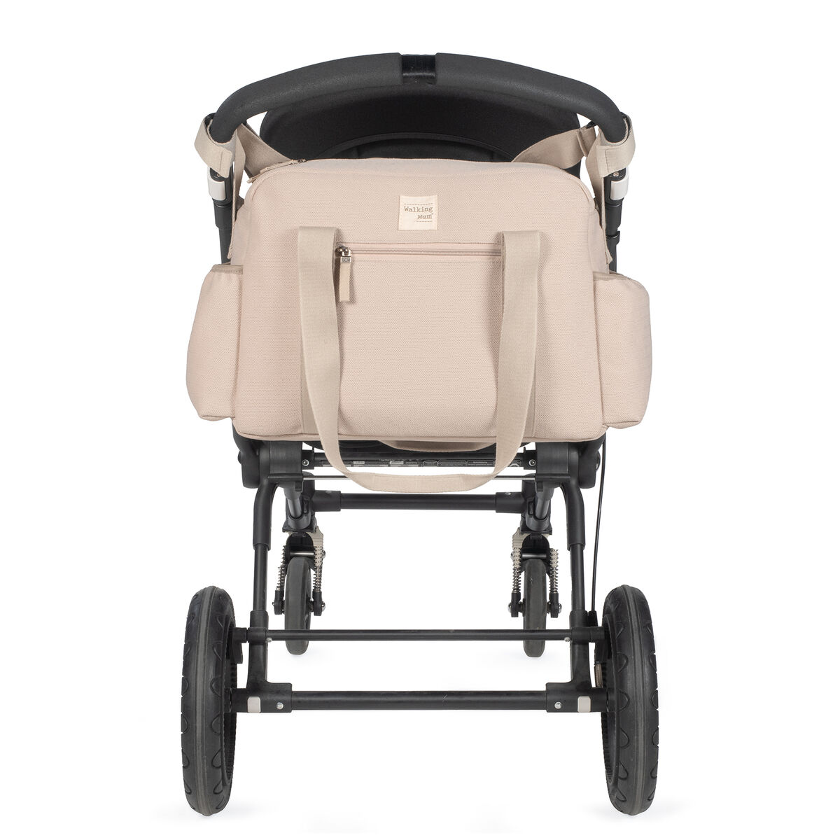 Carrinho de bebé com bolsa bege pendurada na parte traseira