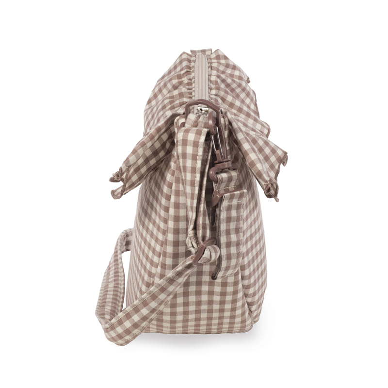 Mala xadrez bege e branco, vista lateral, fundo branco