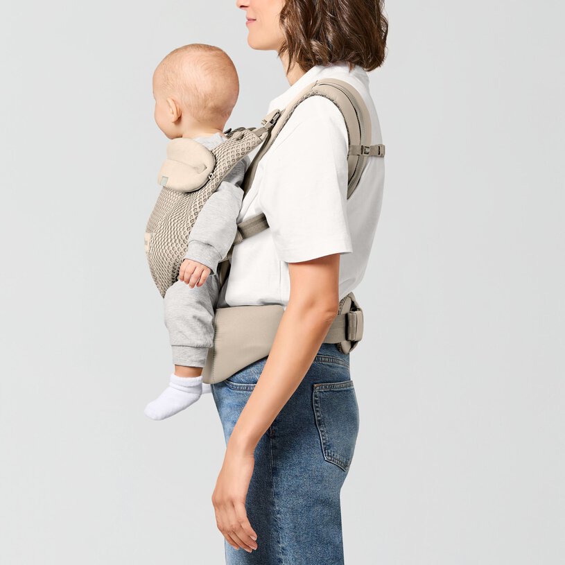 Mochila porta-bebés bege com bebé sentado à frente capa rede