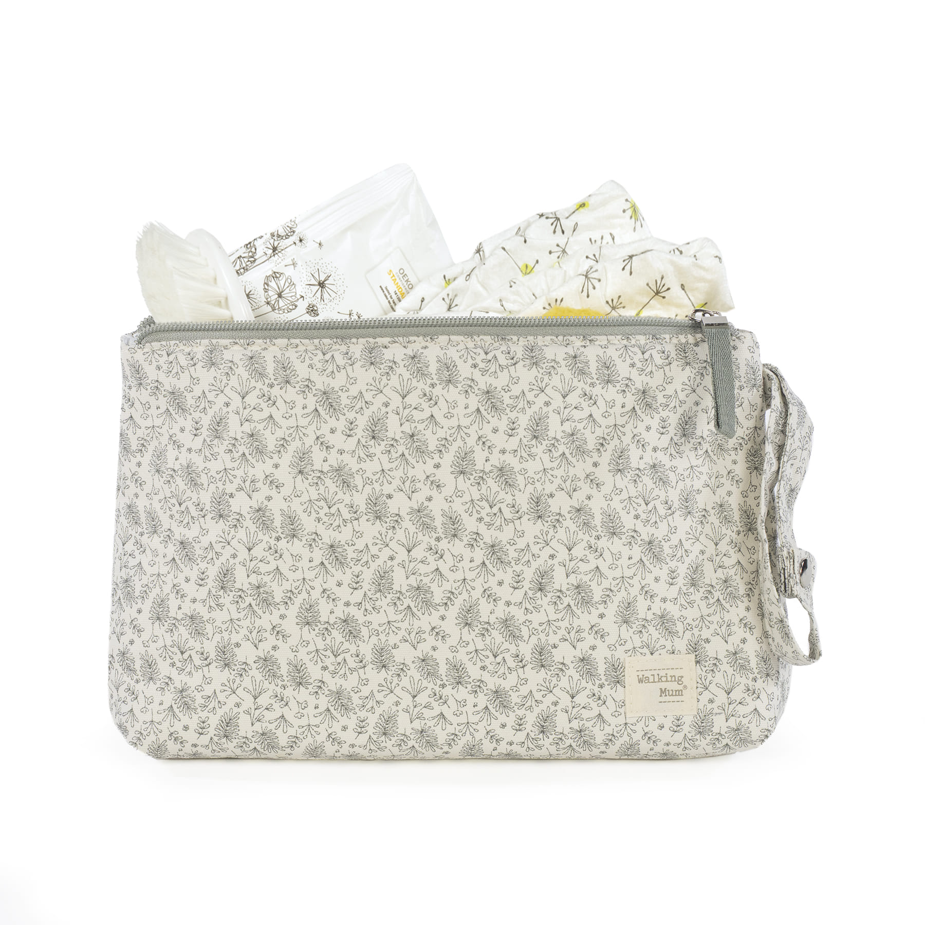 Bolsa de tecido bege com padrão floral e alça lateral contendo itens para bebé.