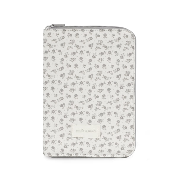 Bolsa ou estojo branco com padrão floral cinza claro e etiqueta pasito a pasito